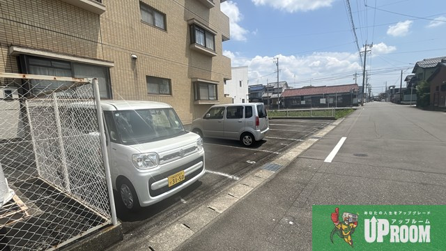 グランドール南出の駐車場