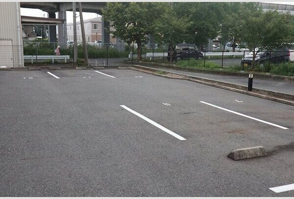 ルミエール中浜の駐車場