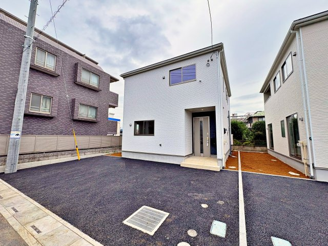 《仲介手数料半額》北本市二ツ家 第1　全9棟　8号棟の外観|全9棟で販売開始した新築分譲住宅。すでに成約済みの棟もあります。全棟2台駐車可能で、住宅性能評価も取得済み。棟ごとに異なる間取りを比較しながら選べます。