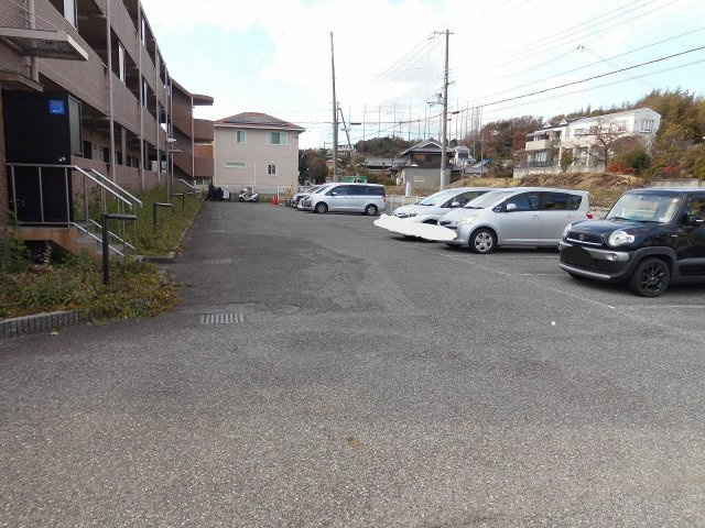 ジュネスコートAの駐車場