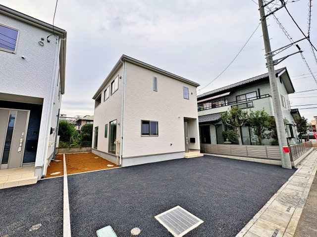 《仲介手数料半額》北本市二ツ家 第1　全9棟　9号棟の外観|全9棟で販売開始した新築分譲住宅。すでに成約済みの棟もあります。全棟2台駐車可能で、住宅性能評価も取得済み。棟ごとに異なる間取りを比較しながら選べます。
