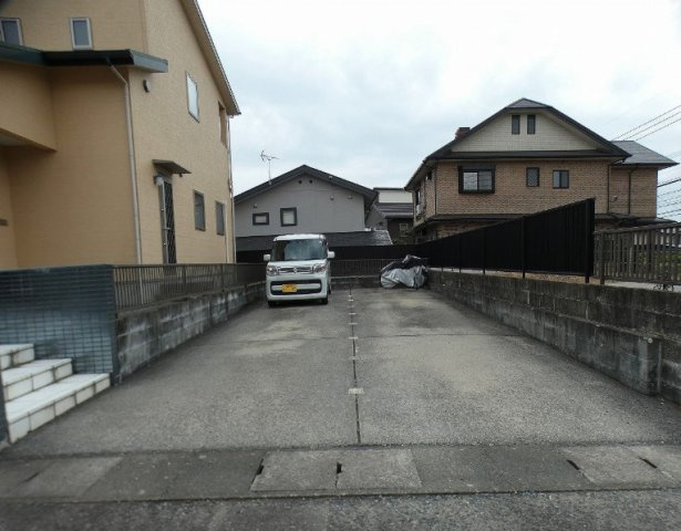 美鈴が丘貸家【キャッシュバック対象物件】の駐車場|駐車場があるので、車を買う予定の方も安心です