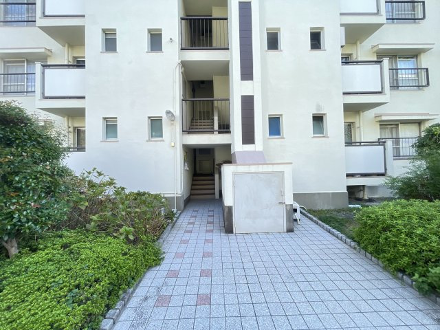 寝屋川市三井が丘５丁目の賃貸マンションのエントランス