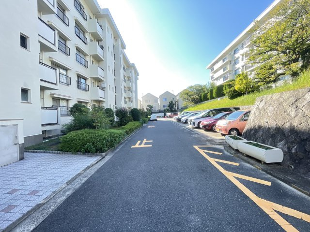 寝屋川市三井が丘５丁目の賃貸マンションの駐車場
