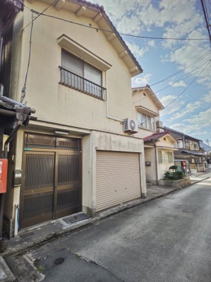 【外観】 | 竹原市本町一丁目　戸建 | シャッター付車庫（駐車1台可・車種による）