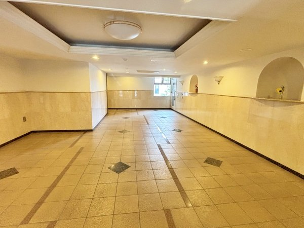 マンション内のエントランスホール部分