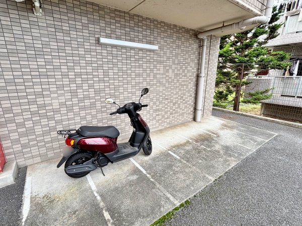 マンション敷地内のバイク置き場