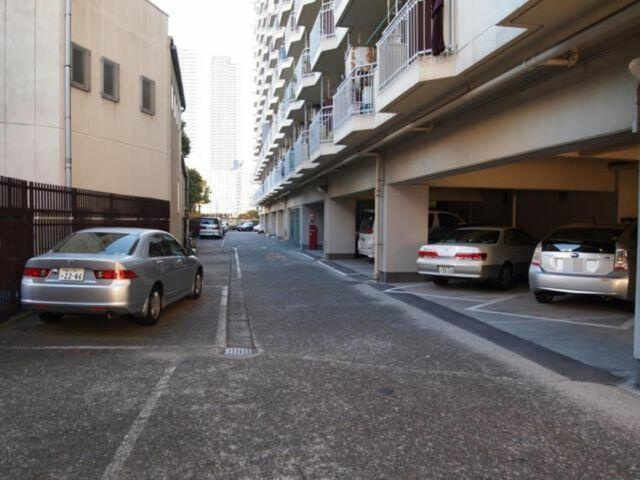 築地永谷コーポラスの駐車場
