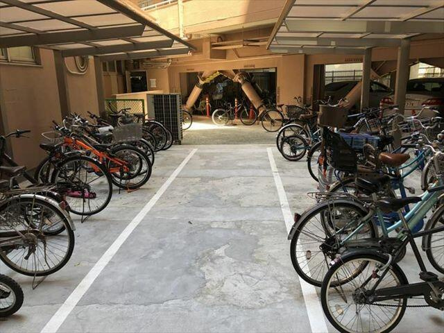 築地永谷コーポラスの駐車場