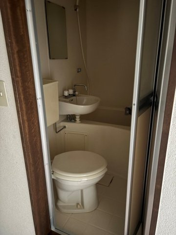 お風呂とトイレと洗面台の３点ユニットバスです♪