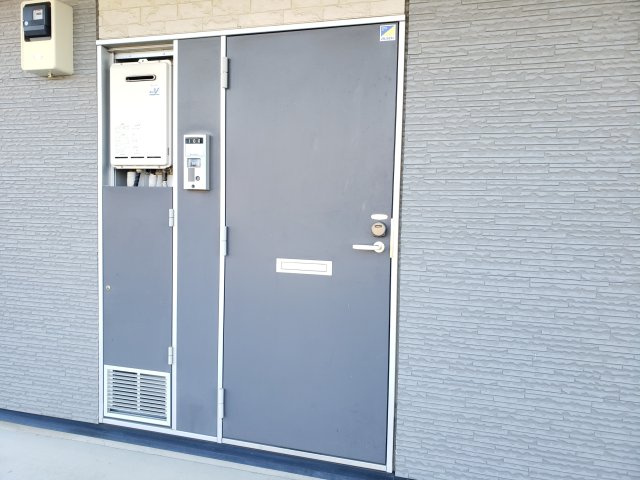 レオパレスＳＵＮＲＯＯＭの玄関|収納もある玄関です
