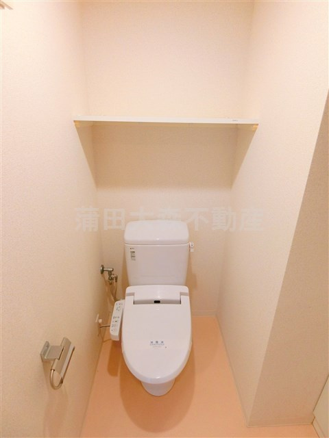 スカイコート蒲田EASTのトイレ|棚と温水洗浄便座付きのトイレ