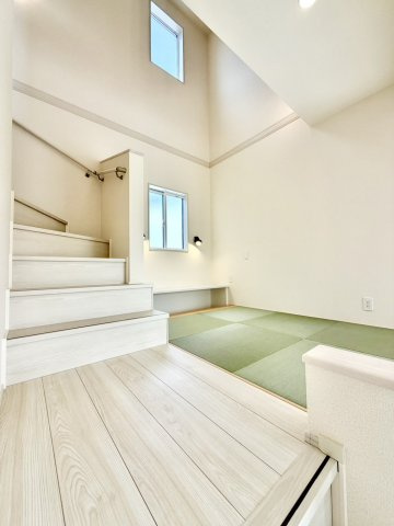 泉佐野市日根野　新築一戸建てのその他|吹き抜けからの優しい日差しが気持ちの良いタタミコーナー