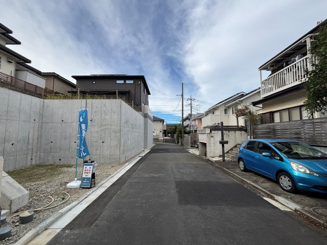 青葉区あざみ野1丁目の前面道路含む現地写真