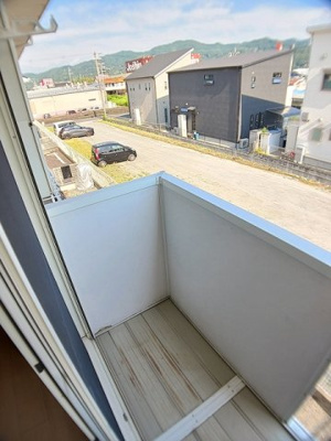 【バルコニー】 | イーストワン | バルコニーからの眺めを楽しみながら食事をしませんか