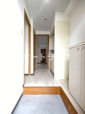 大阪市東淀川区淡路３丁目の賃貸マンションの玄関