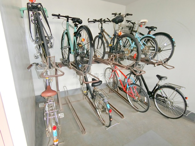 サニークレスト南蒲田のその他共用部分|屋根付きラック式の駐輪場　空き状況等詳細はお問合せください。