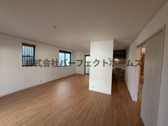 太秦緑ヶ丘戸建　賃貸の居間・リビング|ゆったり過ごせるリビングです