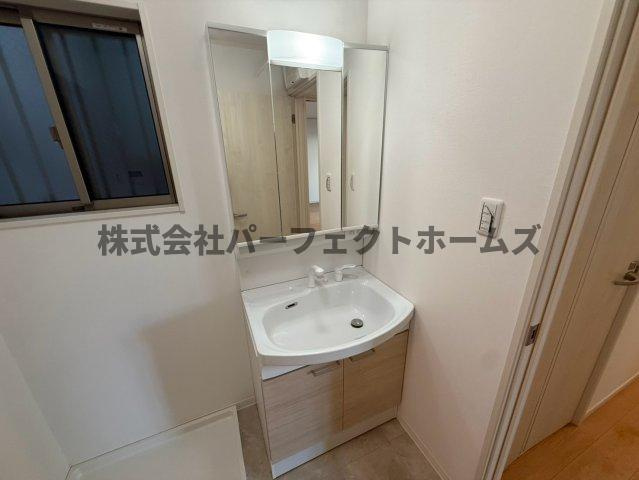 太秦緑ヶ丘戸建　賃貸の独立洗面台|独立洗面化粧台が付いています