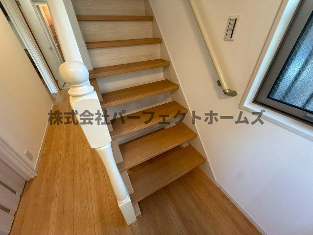太秦緑ヶ丘戸建　賃貸の内装|明るい室内です