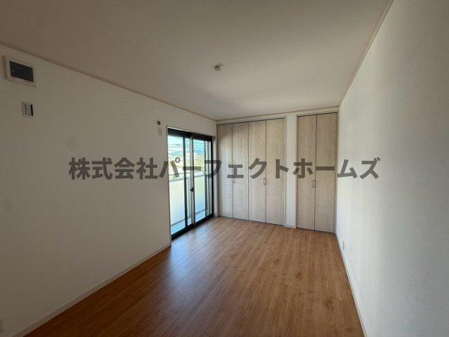 太秦緑ヶ丘戸建　賃貸の洋室|明るい洋室です