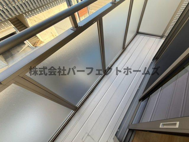 太秦緑ヶ丘戸建　賃貸のバルコニー|開放的で明るい空間を演出してくれるバルコニーです