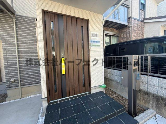太秦緑ヶ丘戸建　賃貸のエントランス|落ち着いたエントランスです