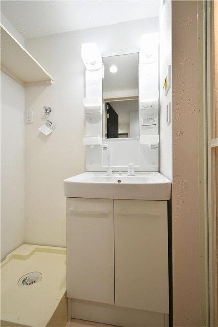 豊島区池袋本町１丁目のアパートの独立洗面台|独立洗面化粧台　トイレ部分にあります。