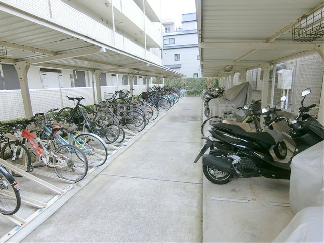 ケンジントンマンション大森WESTのその他共用部分|屋根付きラック式の駐輪場　バイク置き場空き状況等詳細はお問合せください。