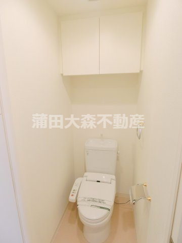 ケンジントンマンション大森WESTのトイレ|棚収納と温水洗浄便座付きのトイレ