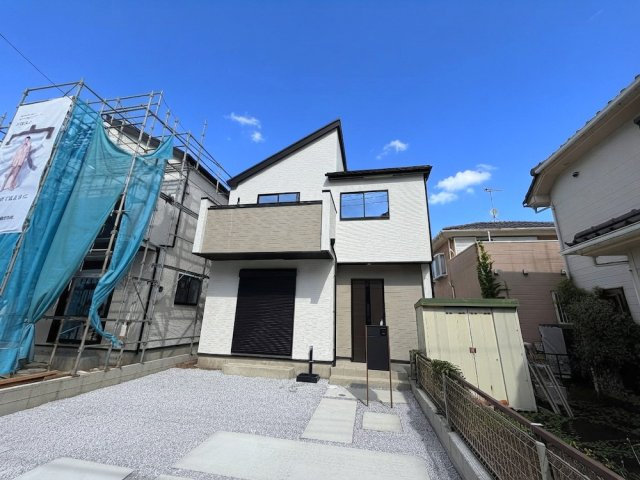 日の出町大久野の外観|ホワイトとベージュのツートンカラーがお洒落な新築分譲住宅の外観写真です。
明るい日差しの中で、洗練されたデザインが目を引きます。駐車場スペースもあり、快適な生活が想像できる物件です。