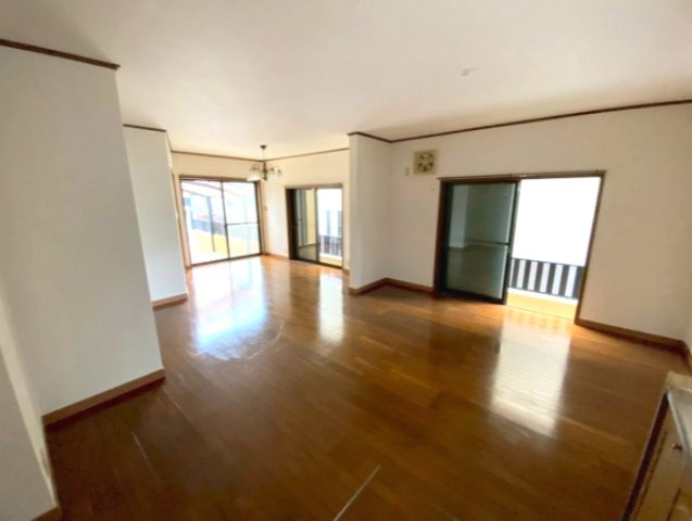 芦屋市三条南町の一戸建ての居間・リビング
