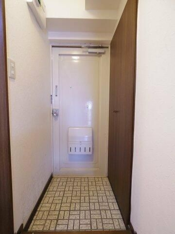 学園スカイマンションの玄関