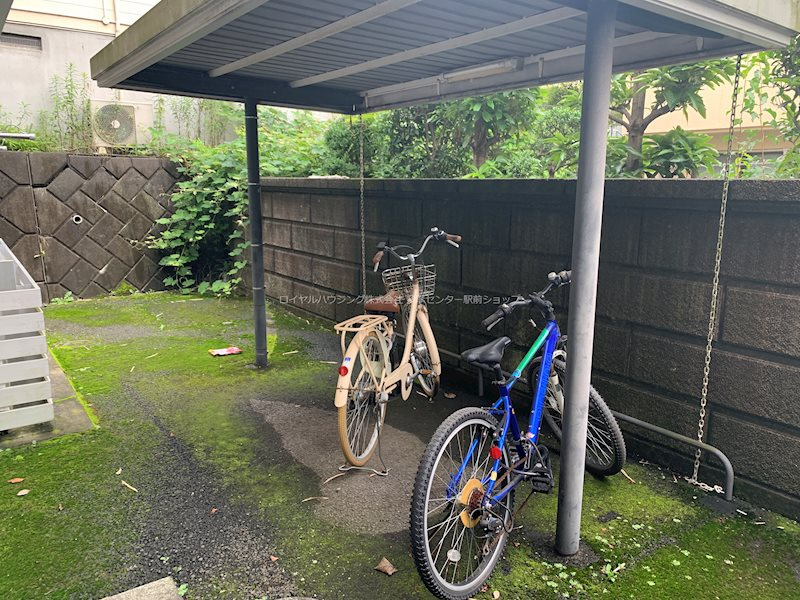 敷地内の屋根付き駐輪場です♪