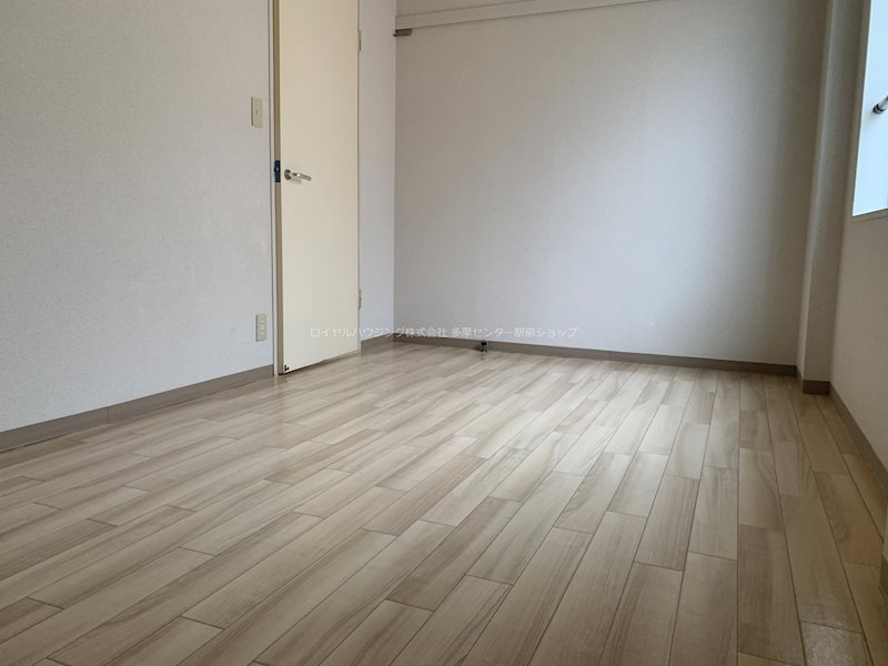 洋室４．８帖は壁にフックが付いています。押入付きです♪