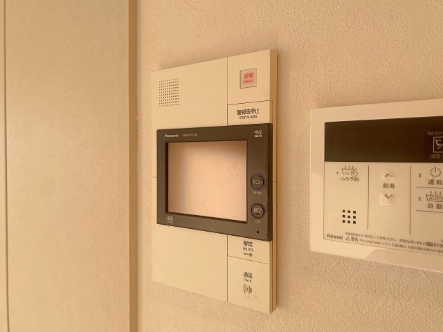 コスモ大宮グレイスコートのセキュリティ|室内から訪問者の姿を映像と音声でしっかり確認できる安心のTVモニター付きインターフォンです。不審者の侵入防止や不要な勧誘への対応にも役立ち、一人暮らしや留守中も安心です。