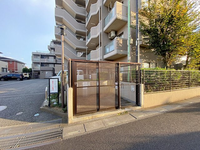 コスモ大宮グレイスコートのその他共用部分|いつでも快適にご利用いただける敷地内の綺麗に整えられたゴミ捨て場です！いつでもお好きな時間にごみ出しができるため、お部屋の中をいつもすっきりと清潔に保てます。忙しい毎日の生活をサポートします。