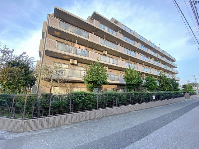コスモ大宮グレイスコートの外観|落ち着いた雰囲気が魅力的なRC造7階建てのマンションです。管理体制も良好で住環境が整っており、徒歩圏内に小学校や買い物施設が揃う生活利便性に優れた好立地となります。