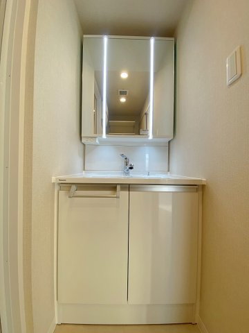 コスモ大宮グレイスコートの独立洗面台|新調された清潔感あるデザインの独立洗面化粧台です。身支度がスムーズに行える機能的な造りで、洗面周りの小物をすっきりと収納できるスペースも確保されており使い勝手抜群です。