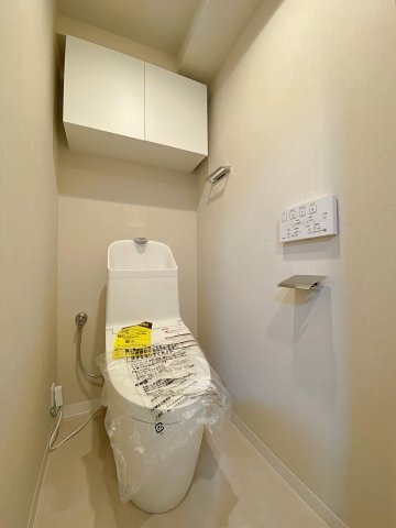 コスモ大宮グレイスコートのトイレ|快適な温水洗浄便座に新規交換された清潔感のあるトイレです。毎日使う空間だからこそ衛生面と居心地の良さにこだわり、お手入れがしやすいスッキリとしたデザインに仕上げました。