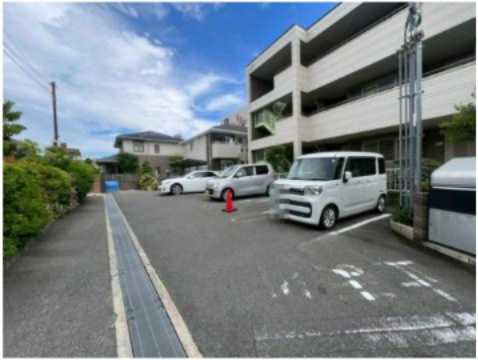 メゾン河村の駐車場