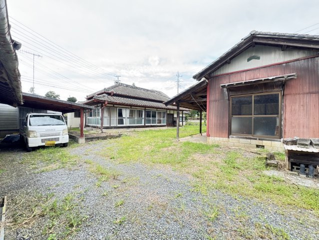 石岡市川又中古戸建の駐車場