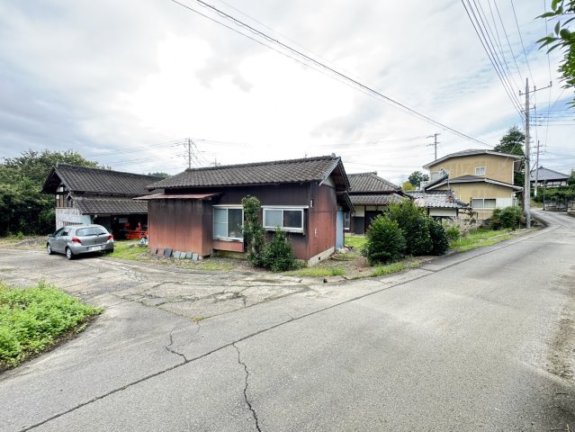石岡市川又中古戸建の前面道路含む現地写真