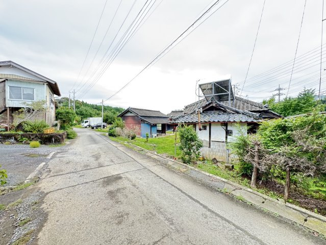 石岡市川又中古戸建の前面道路含む現地写真