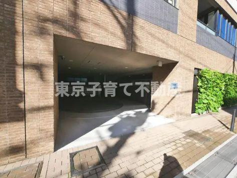 ブランズ巣鴨の駐車場