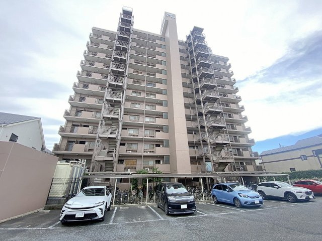 ダイアパレス朝霞台Ⅲの外観|落ち着いた雰囲気が魅力的なRC造13階建てのマンションです。管理体制も良好で住環境が整っており、徒歩圏内にスーパーやコンビニなどの生活利便施設が揃う好立地となります。