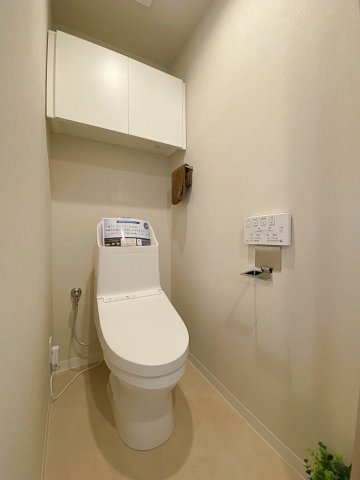 ダイアパレス朝霞台Ⅲのトイレ|快適な温水洗浄便座に新規交換された清潔感のあるトイレです。毎日使う空間だからこそ衛生面と居心地の良さにこだわり、お手入れがしやすいスッキリとしたデザインに仕上げました。
