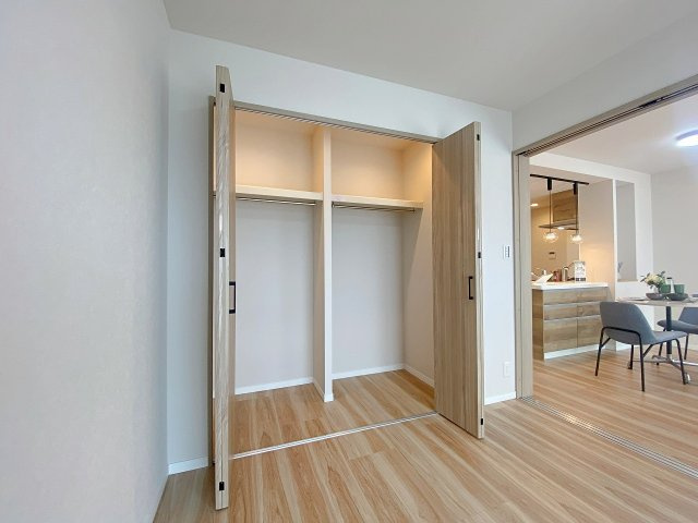ダイアパレス朝霞台Ⅲの子供部屋|南東側に面した心地よい陽光と明るい自然光がたっぷりと差し込む約4.5帖の洋室です！お子様のお部屋やリモートワーク用の書斎としても最適。各居室に収納スペースを完備しており、暮らしやすさを高めています。