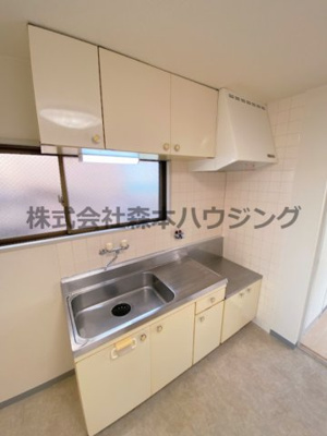 【キッチン】 | 　ビシェンテ23 | ※同タイプ別室の写真を使用しています。
　設備内容や色調など相違がある場合は実際のお部屋の現状優先となります。