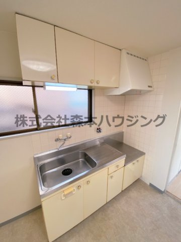 【キッチン】 | 　ビシェンテ23 | ※同タイプ別室の写真を使用しています。
　設備内容や色調など相違がある場合は実際のお部屋の現状優先となります。